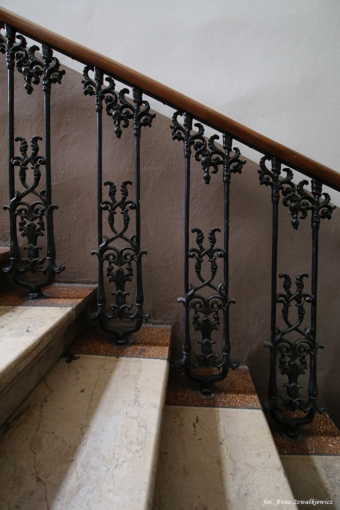 Balustrada schodów głównej klatki schodowej. Fot. Anna Szwałkiewicz, 2020, źródło: lapidarium detalu