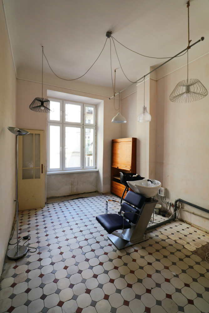 Wnętrze jednego z mieszkań, zapewne dawna kuchnia. Fot. Anna Szwałkiewicz, 2018, źródło: lapidarium detalu.