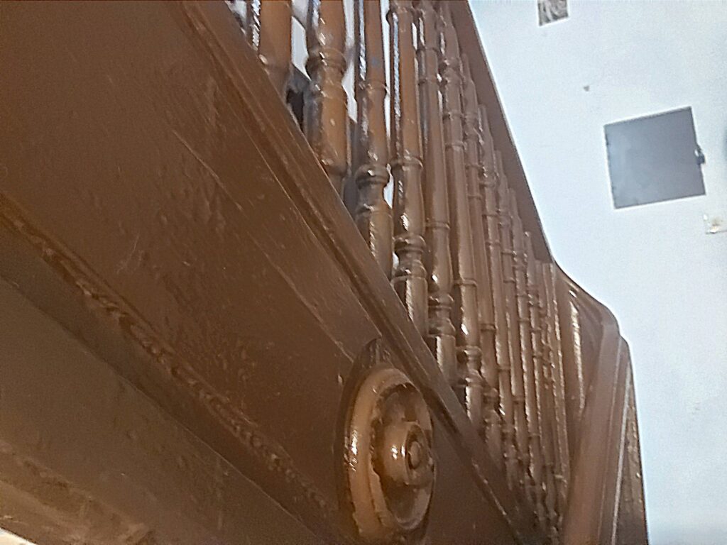 Balustrada schodów klatki schodowej w oficynie bocznej. Fot. Łucja Marcinkowska, 2020, źródło: lapidarium detalu.