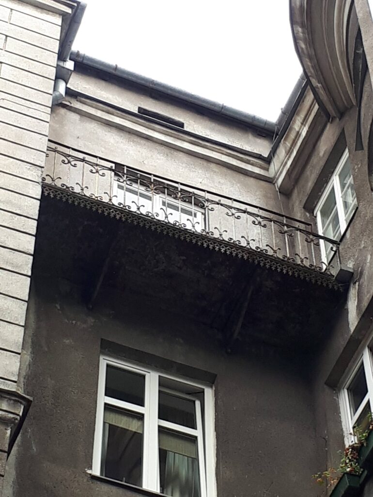 Balkon elewacji podwórzowej. Fot. Robert Marcinkowski, 2020, źródło: lapidarium detalu.