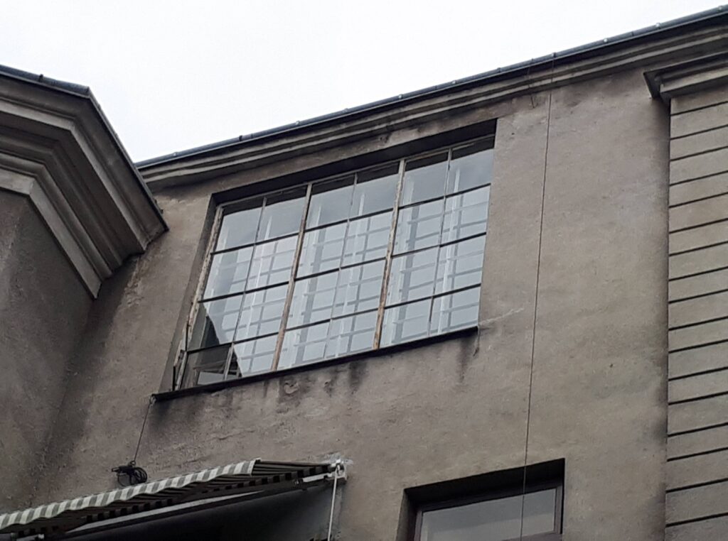 Okno elewacji podwórzowej domu frontowego. Fot. Robert Marcinkowski, 2020, źródło: lapidarium detalu.