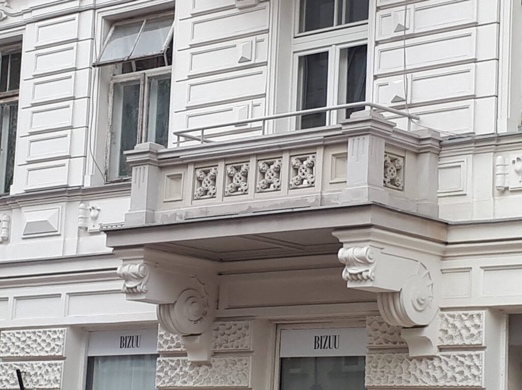 Balkon, elewacja frontowa. Fot. Robert Marcinkowski, 2020, źródło: lapidarium detalu.