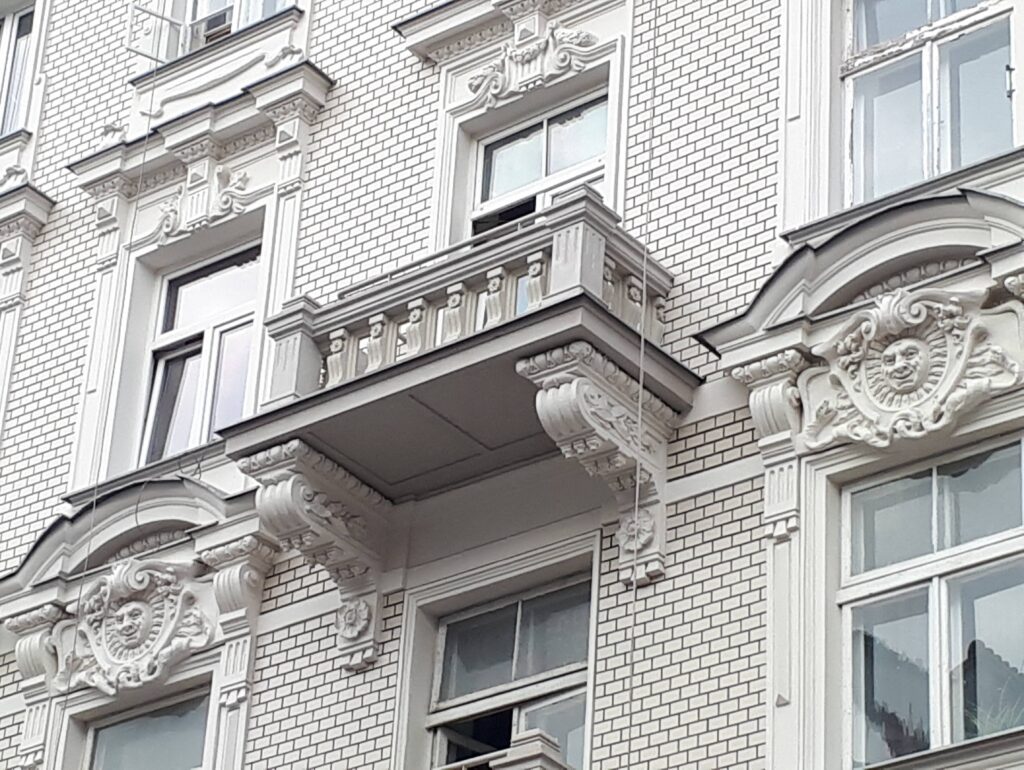 Obramienia okien, balkon, elewacja frontowa. Fot. Robert Marcinkowski, 2020, źródło: lapidarium detalu.