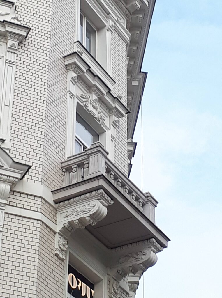 Balkon narożnika, elewacja frontowa. Fot. Robert Marcinkowski, 2020, źródło: lapidarium detalu.