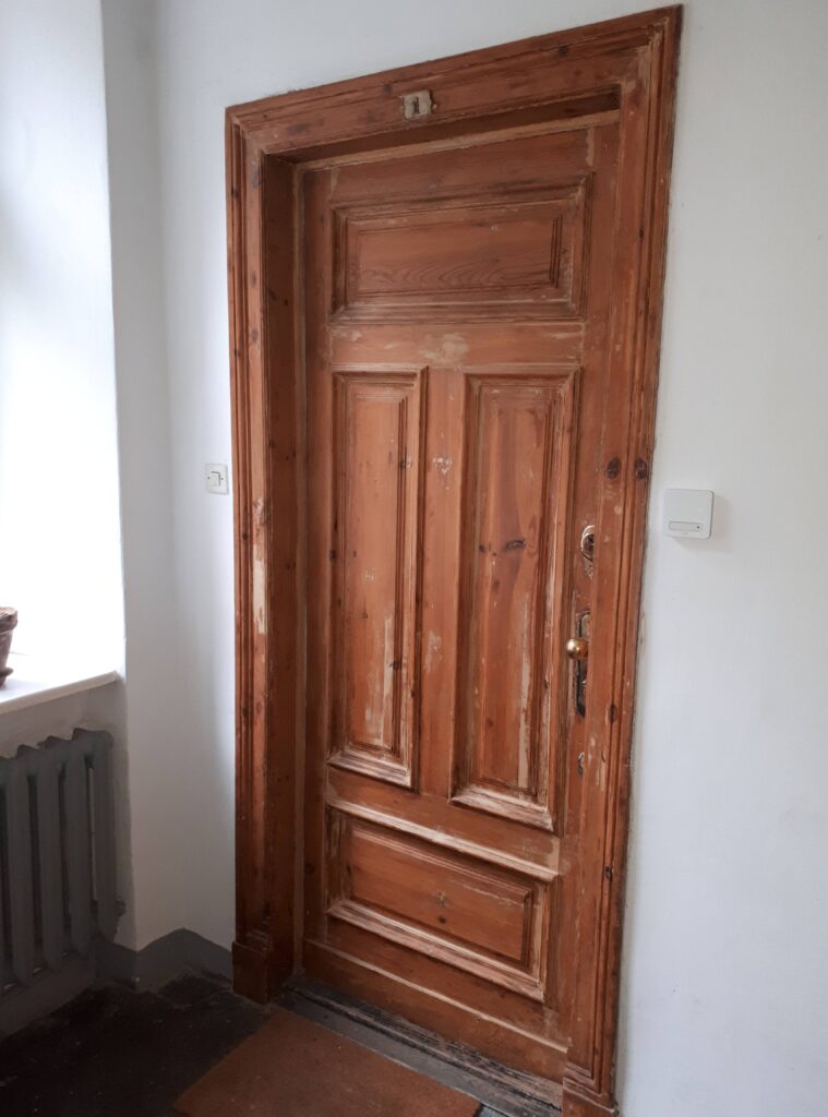 Next Drzwi na klatce służbowej od strony ulicy Mokotowskiej. Fot. Robert Marcinkowski, 2020, źródło: lapidarium detalu.