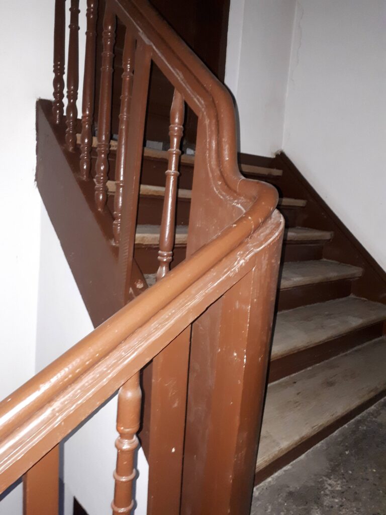 Balustrada schodów klatki schodowej w oficynie bocznej. Fot. Robert Marcinkowski, 2020, źródło: lapidarium detalu.