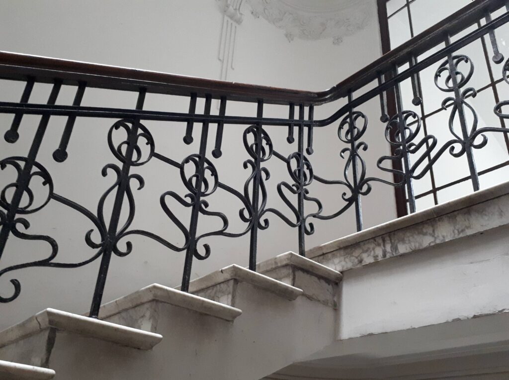 Balustrada schodów klatki schodowej od strony ulicy Mokotowskiej. Fot. Robert Marcinkowski, 2020, źródło: lapidarium detalu.