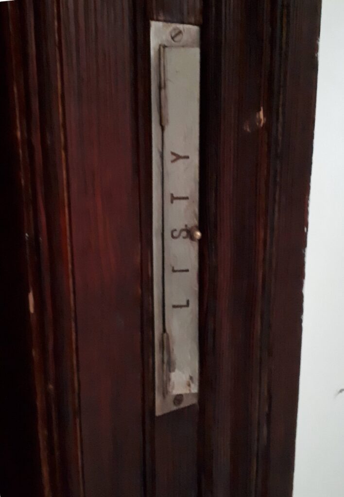 Otwór na listy na drzwiach do mieszkania na klatce schodowej od strony ulicy Mokotowskiej. Fot. Robert Marcinkowski, 2020, źródło: lapidarium detalu.