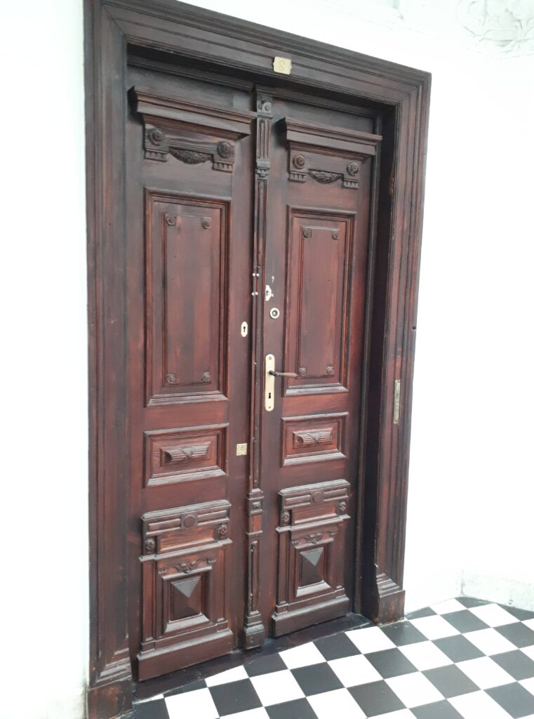 Drzwi do mieszkania na klatce schodowej od strony ulicy Mokotowskiej. Fot. Robert Marcinkowski, 2020, źródło: lapidarium detalu.