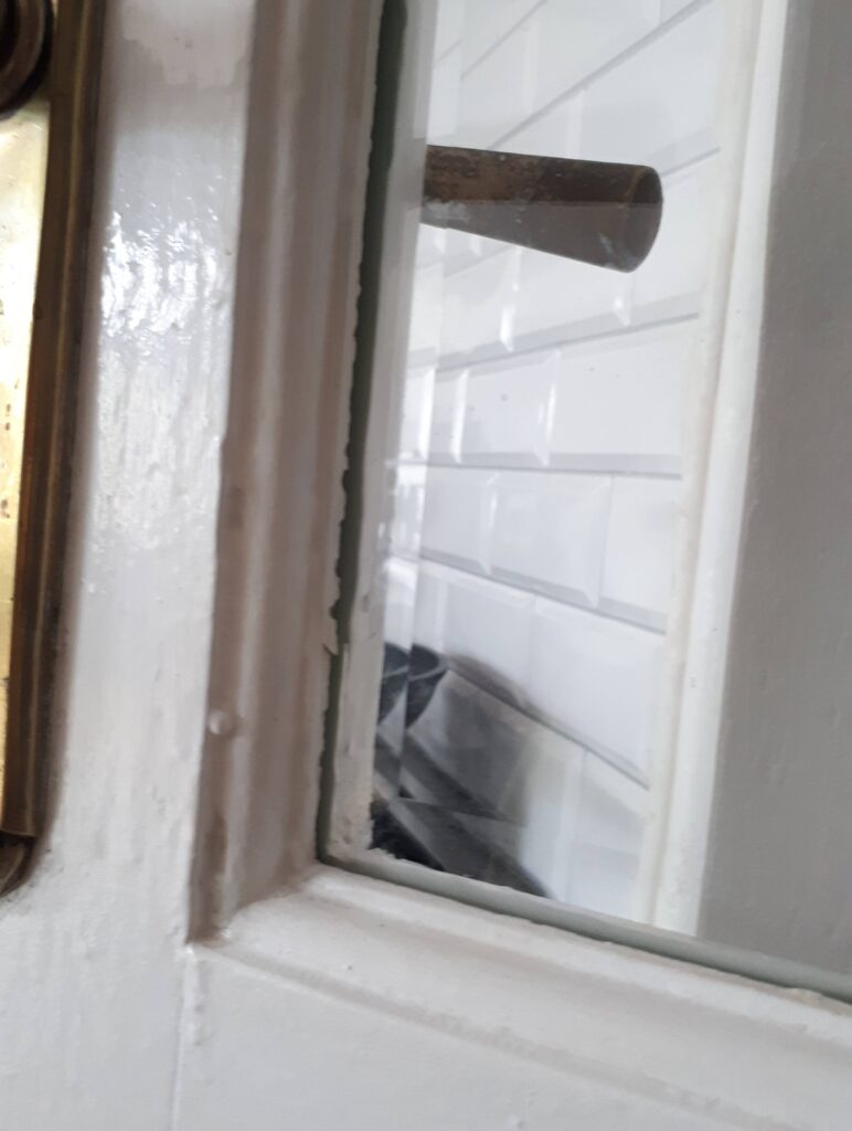 Fazowanie przeszklenia w drzwiach w mieszkaniu głównej klatki schodowej. Fot. Robert Marcinkowski, 2020, źródło: lapidarium detalu.