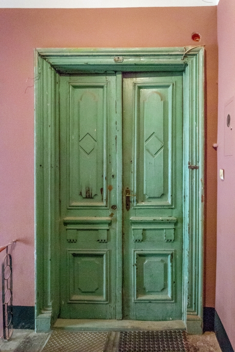 Drzwi do mieszkania, główna klatka schodowa. Fot. Jacek Szyszko, 2020, źródło: lapidarium detalu.
