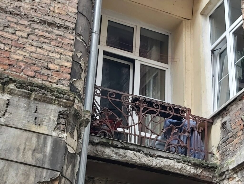 Balkon, elewacja podwórzowa. Fot. Łucja Marcinkowska, 2020, źródło: lapidarium detalu.