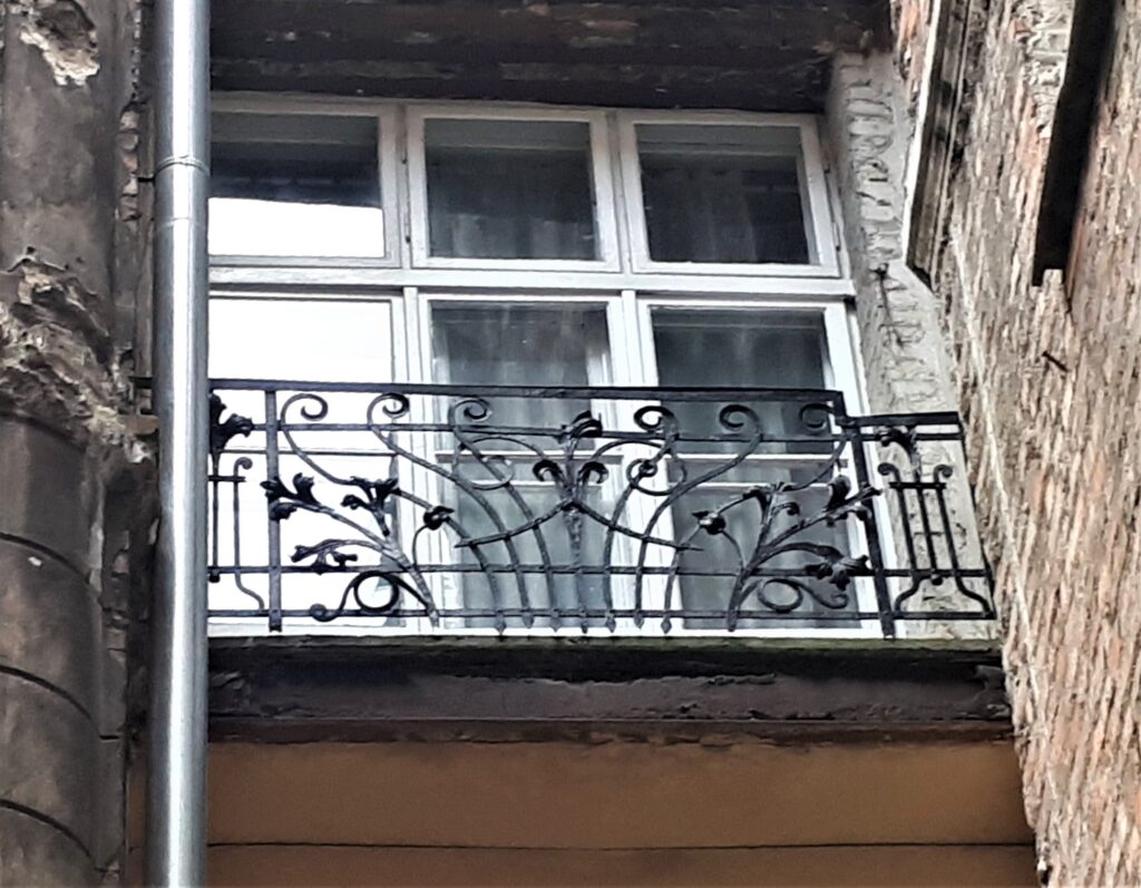 Balkon, elewacja podwórzowa. Fot. Robert Marcinkowski, 2020, źródło: lapidarium detalu.