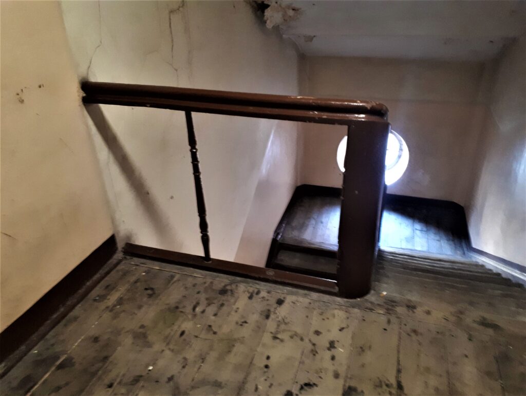 Balustrada schodów ostatniej kondygnacji klatki schodowej oficyny płd. Fot. Robert Marcinkowski, 2020, źródło: lapidarium detalu.