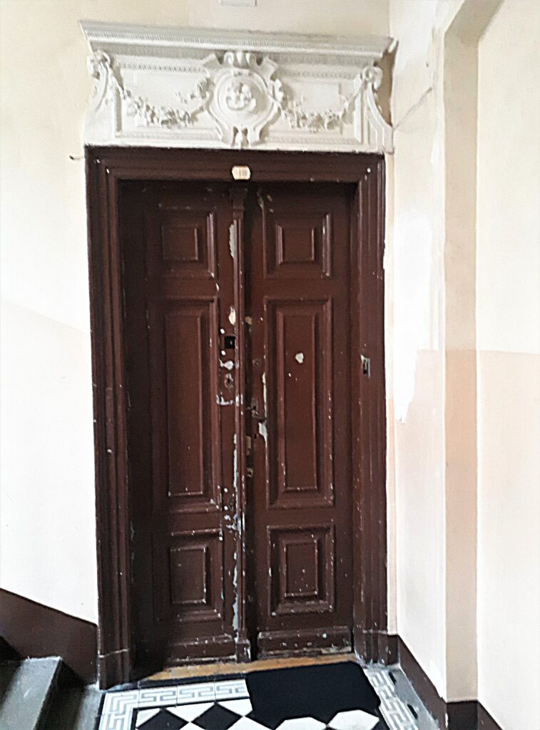 Drzwi do mieszkania na klatce schodowej oficyny zach. Fot. Robert Marcinkowski, 2020, źródło: lapidarium detalu.