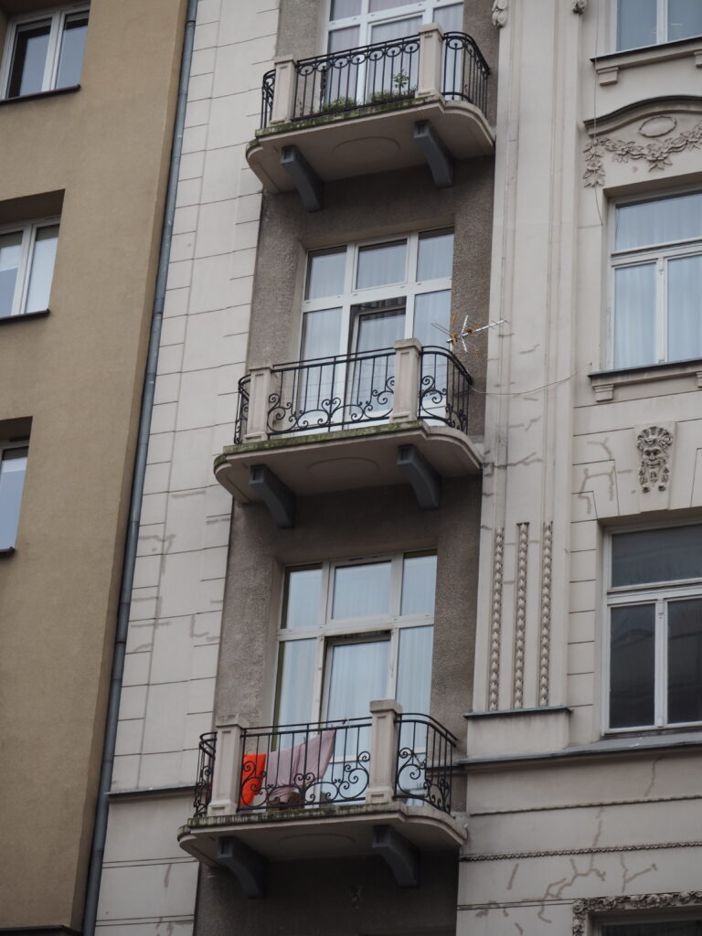Balkony elewacji frontowej. Fot. Jarosław Zieliński, 2020, źródło: lapidarium detalu.