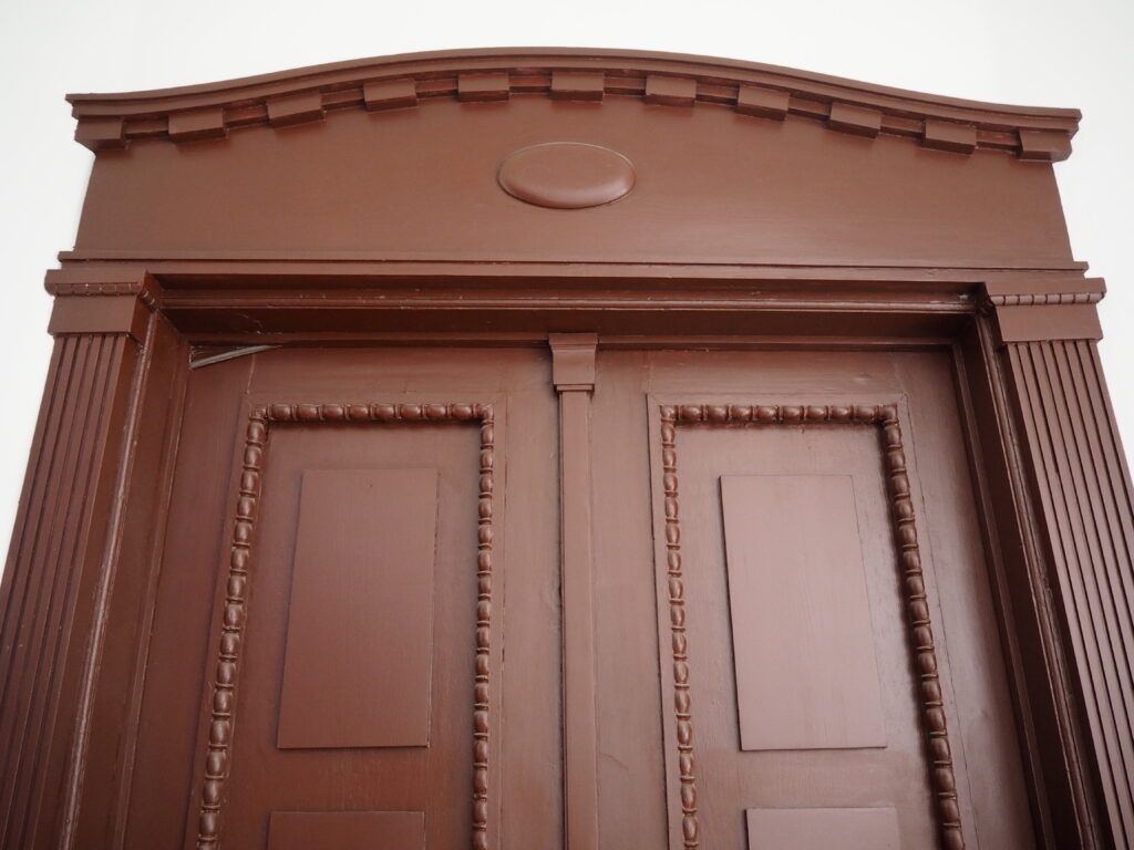 Drzwi do mieszkania, główna klatka schodowa. Fot. Jarosław Zieliński, 2020, źródło: lapidarium detalu.