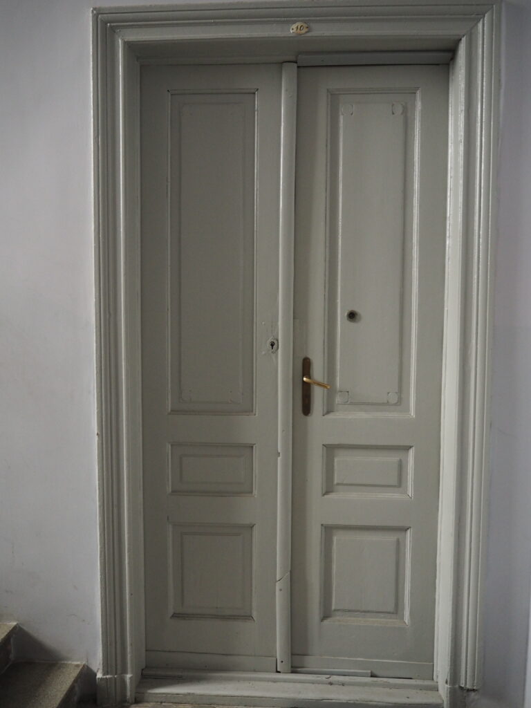 Drzwi do mieszkania, klatka schodowa boczna. Fot. Jarosław Zieliński, 2020, źródło: lapidarium detalu.