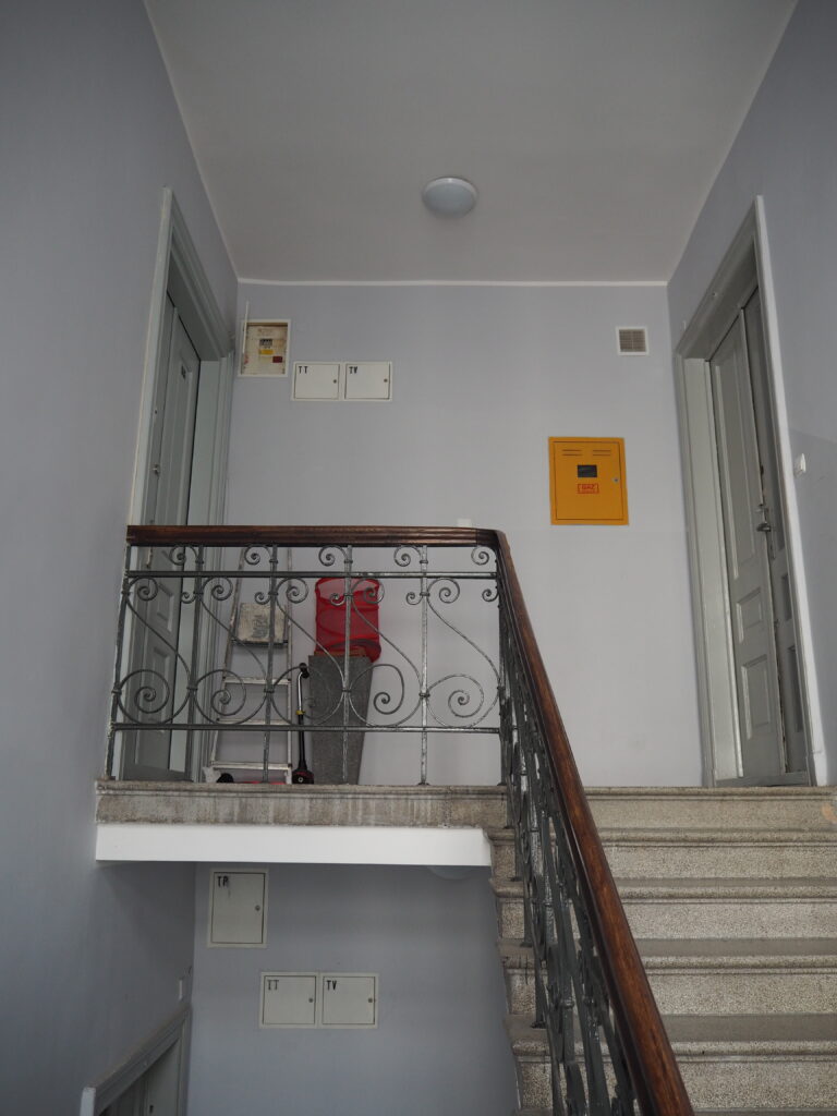 Balustrada schodów, ostatnia kondygnacja, klatka schodowa boczna. Fot. Jarosław Zieliński, 2020, źródło: lapidarium detalu.