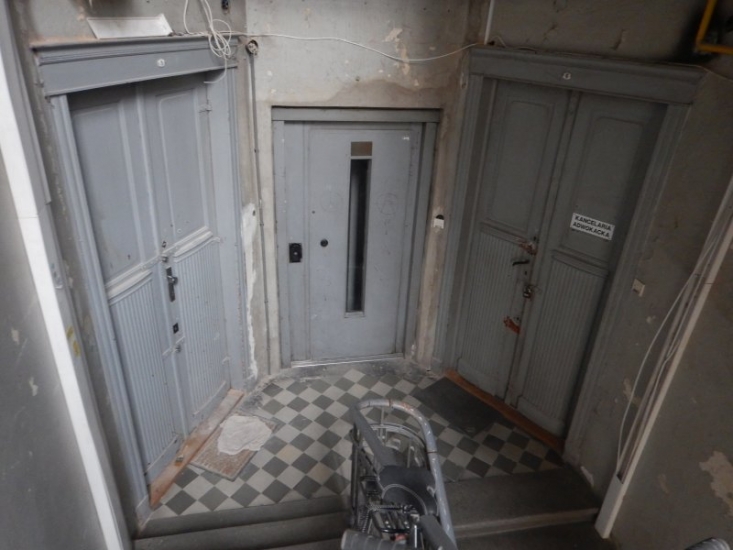 Drzwi, główna klatka schodowa, kamienica frontowa, 1. piętro. Fot. Anna Laskowska, 2019, źródło: lapidarium detalu.