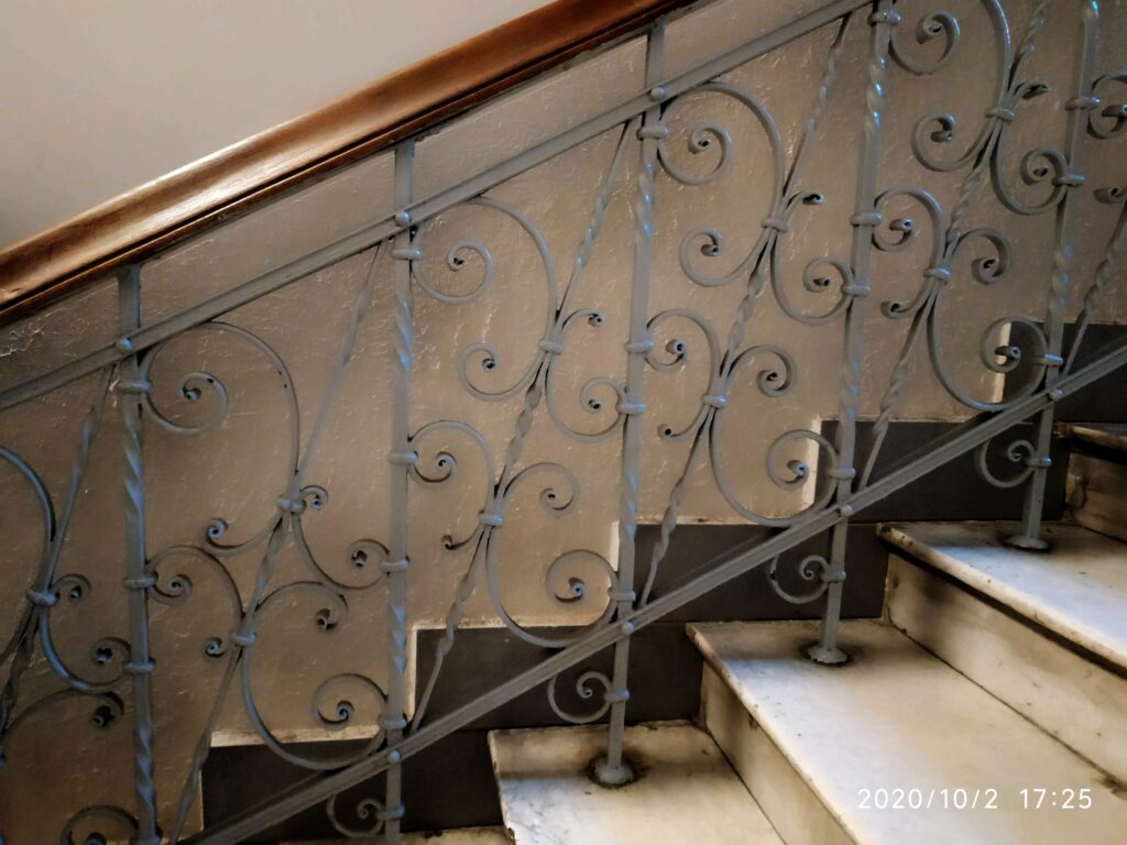 Balustrada schodów głównej klatki schodowej. Fot. Cecylia Rotter, 2020, źródło: lapidarium detalu.