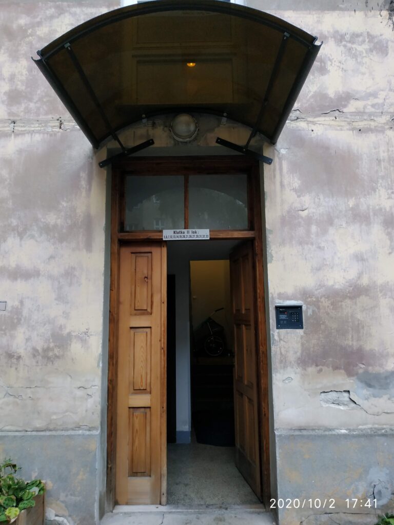 Drzwi wejściowe na klatkę schodową II, boczna (lewa) ficyna. Fot. Cecylia Rotter, 2020, źródło: lapidarium detalu.