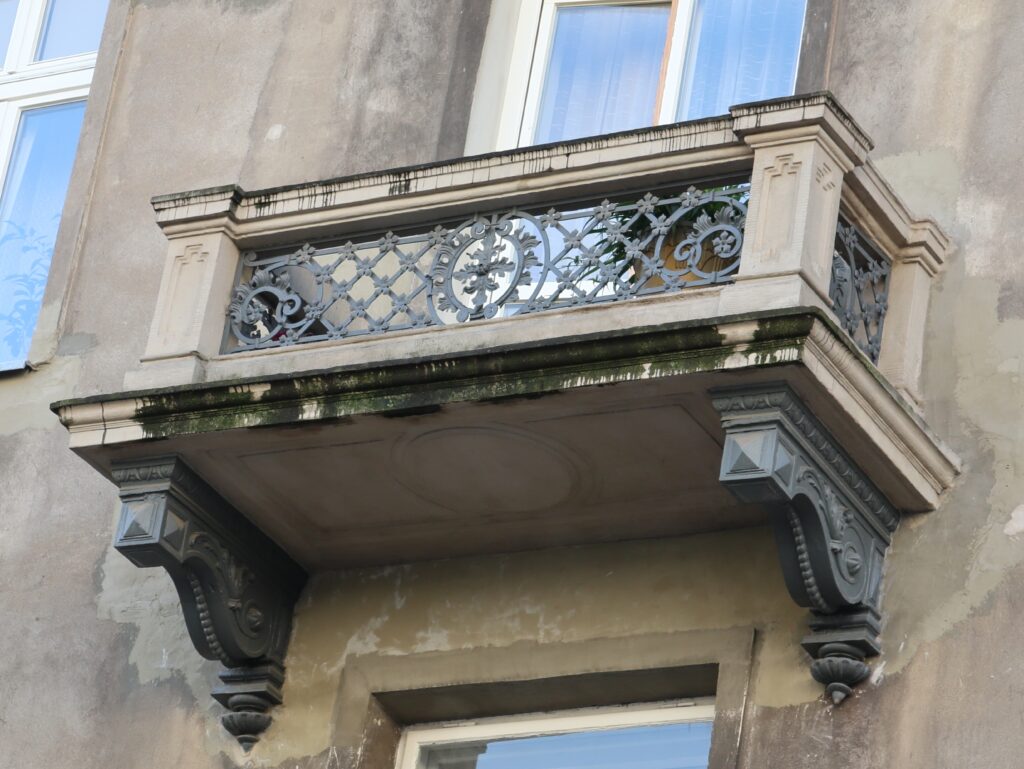 Balkon elewacji frontowej, 2. piętro, 5. oś. Fot. Cecylia Rotter, 2020, źródło: lapidarium detalu.