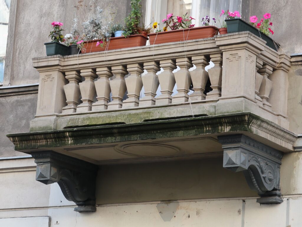 Balkon elewacji frontowej, 1. piętro, 5. oś. Fot. Cecylia Rotter, 2020, źródło: lapidarium detalu.