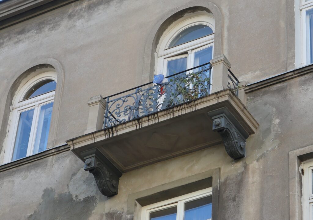 Balkon elewacji frontowej, 3. piętro, 5. oś. Fot. Cecylia Rotter, 2020, źródło: lapidarium detalu.
