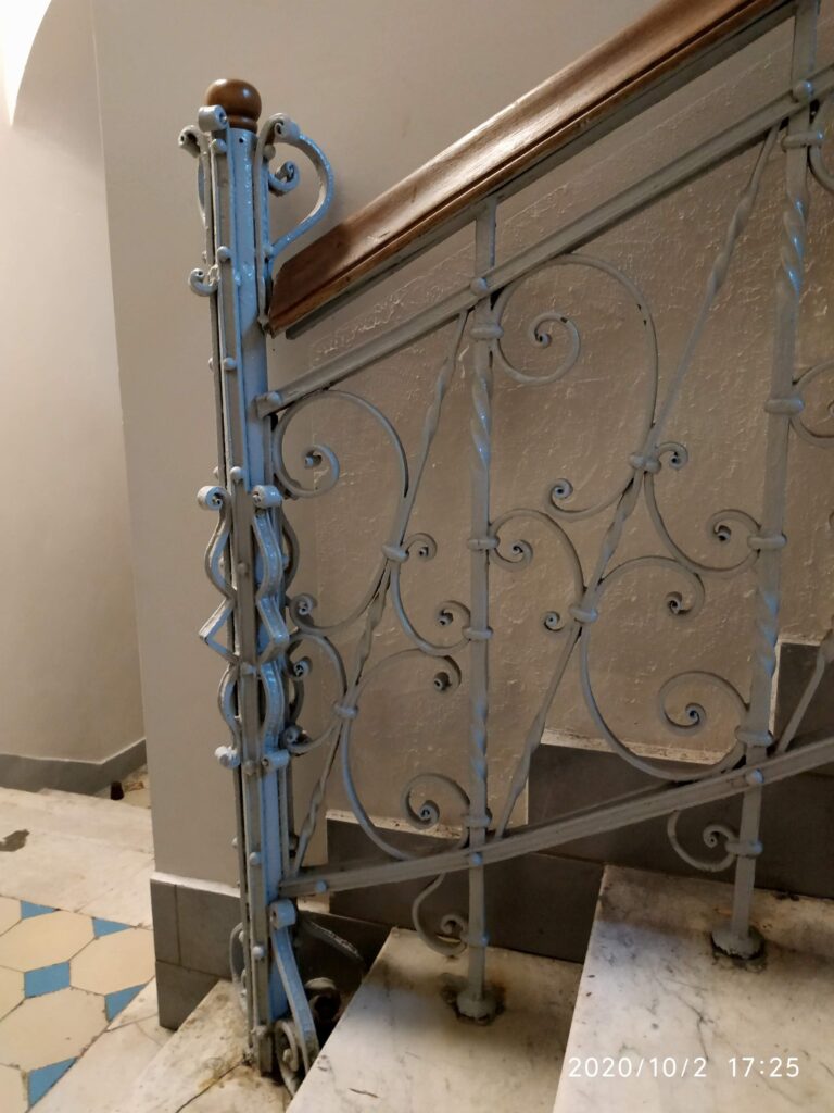 “Słupek” balustrady schodów głównej klatki schodowej. Fot. Cecylia Rotter, 2020, źródło: lapidarium detalu.