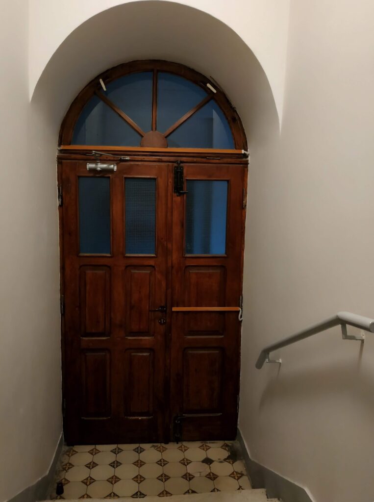 Drzwi wejściowe na główną klatkę schodową, parter. Fot. Cecylia Rotter, 2020, źródło: lapidarium detalu.