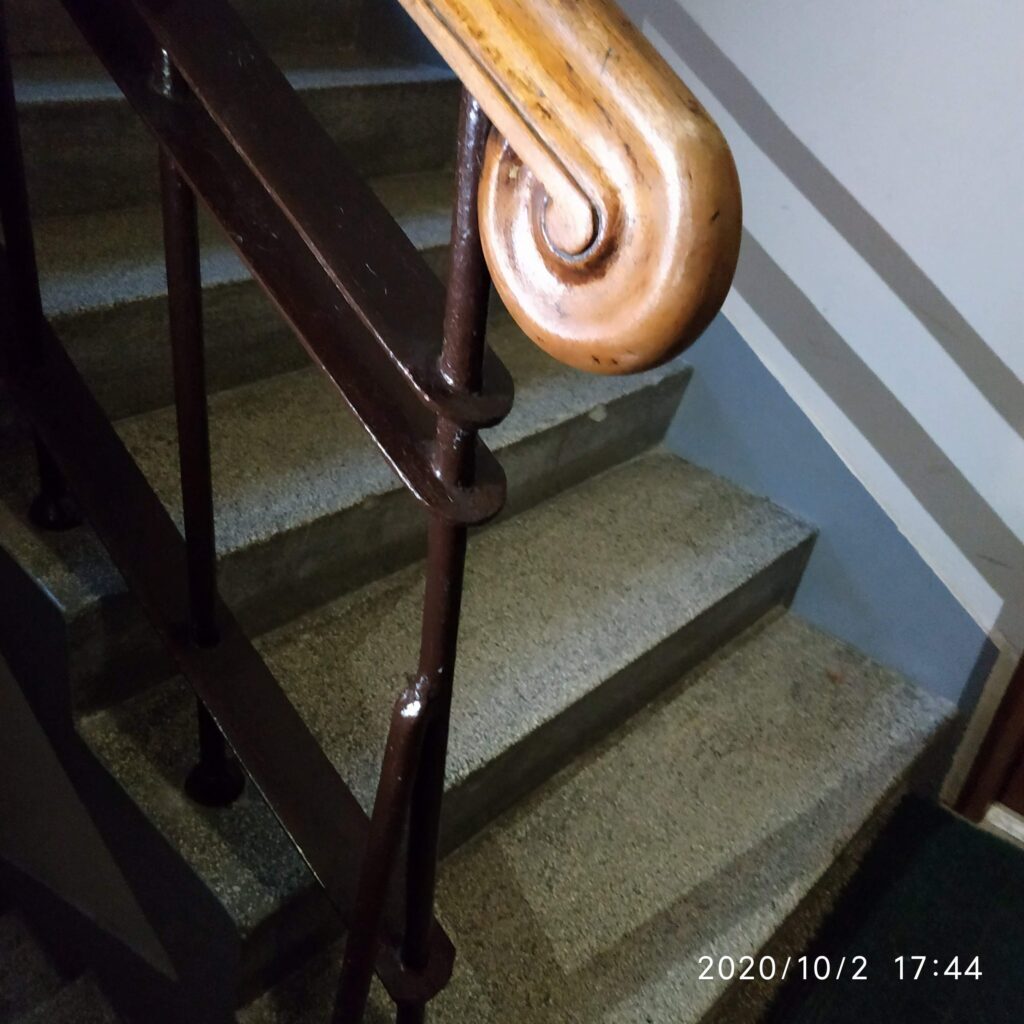 “Słupek” balustrady schodów, klatka schodowa II, oficyna boczna (lewa), parter. Fot. Cecylia Rotter, 2020, źródło: lapidarium detalu.