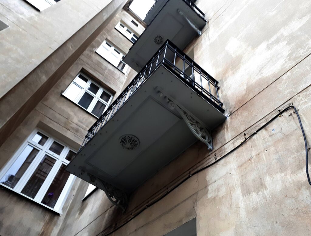 Balkony elewacji podwórzowej domu frontowego. Fot. Robert Marcinkowski, 2020, źródło: lapidarium detalu.