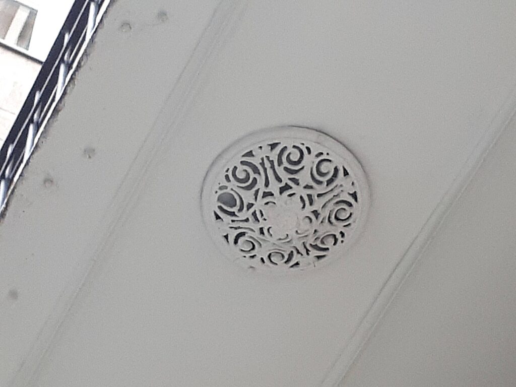 Spód płyty balkonu elewacji podwórzowej domu frontowego. Fot. Robert Marcinkowski, 2020, źródło: lapidarium detalu.