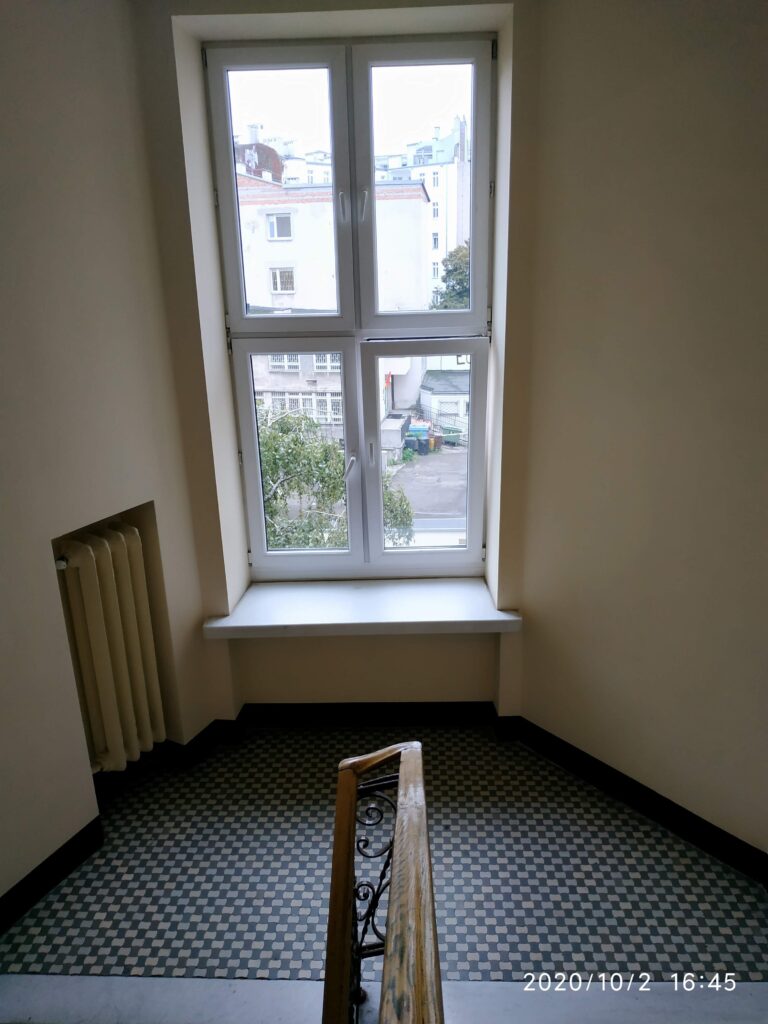 Okno półpiętra, główna klatka schodowa. Fot. Cecylia Rotter, 2020, źródło: lapidarium detalu.