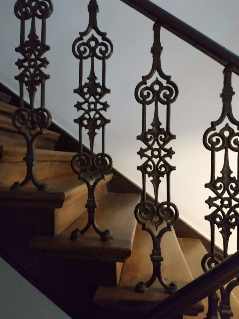 Balustrada schodów, główna klatka schodowa. Fot. Cecylia Rotter, 2020, źródło: lapidarium detalu.