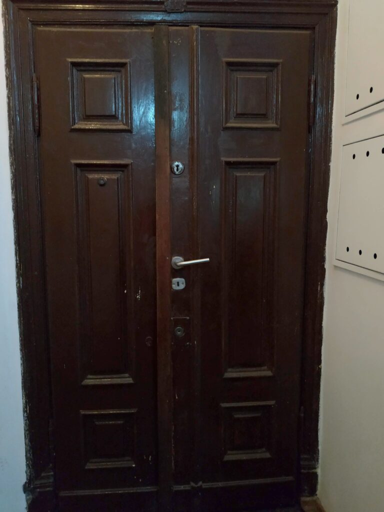 Drzwi do mieszkania, oficyna z mieszkaniami n-ry 11-18. Fot. Cecylia Rotter, 2020, źródło: lapidarium detalu.