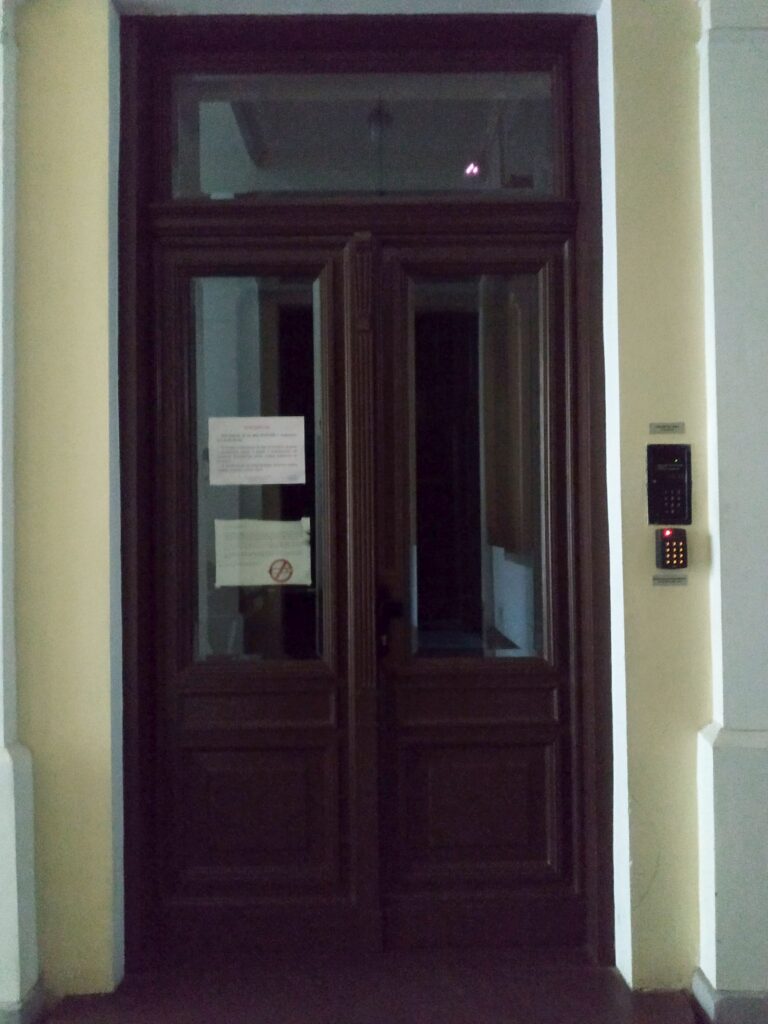 Drzwi z przejazdu bramnego na główną klatkę schodową. Fot. Cecylia Rotter, 2020, źródło: lapidarium detalu.