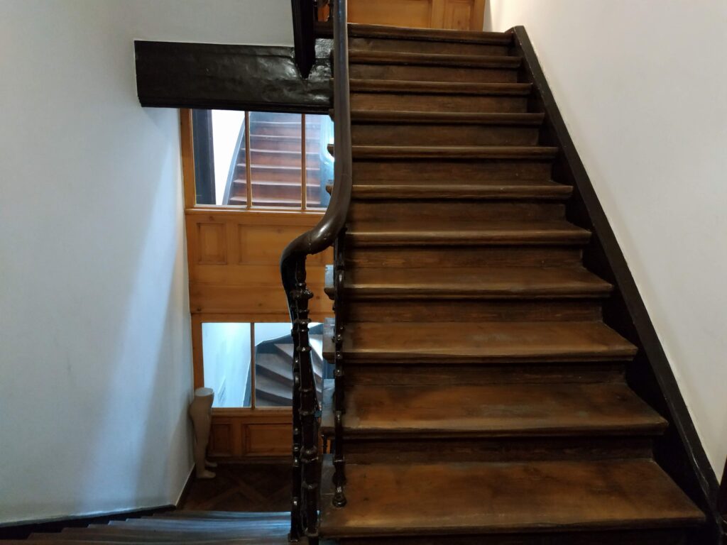 Klatka schodowa główna i widok na klatkę schodową służbową. Fot. Cecylia Rotter, 2020, źródło: lapidarium detalu.