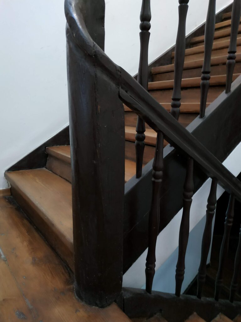 Balustrada schodów w oficynie z mieszkaniami n-ry 11-18. Fot. Cecylia Rotter, 2020, źródło: lapidarium detalu.