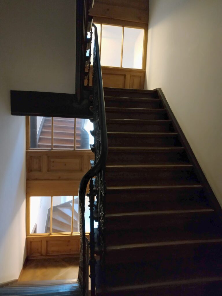 Klatka schodowa główna i widok na klatkę schodową służbową. Fot. Cecylia Rotter, 2020, źródło: lapidarium detalu.