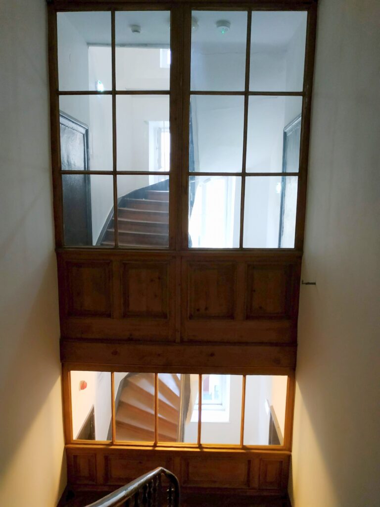 Przeszklenie między główną a służbową klatką schodową. Fot. Cecylia Rotter, 2020, źródło: lapidarium detalu.