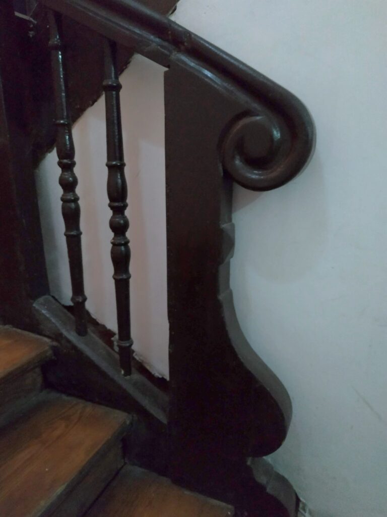“Słupek” balustrady schodów, oficyna z mieszkaniami nr 11-18. Fot. Cecylia Rotter, 2020, źródło: lapidarium detalu.