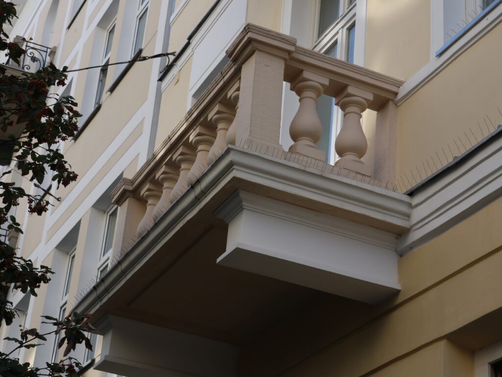 Balkon elewacji frontowej, 6. oś, 1. piętro. Fot. Cecylia Rotter, 2020, źródło: lapidarium detalu.