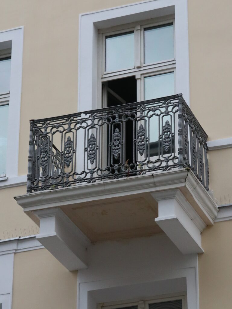 Balkon elewacji frontowej, 6. oś, 2. piętro. Fot. Cecylia Rotter, 2020, źródło: lapidarium detalu.