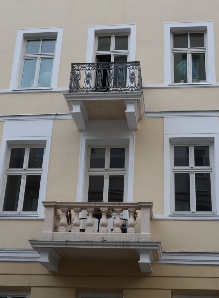 Balkony elewacji frontowej, 6. oś, 1. i 2. piętro. Fot. Cecylia Rotter, 2020, źródło: lapidarium detalu.