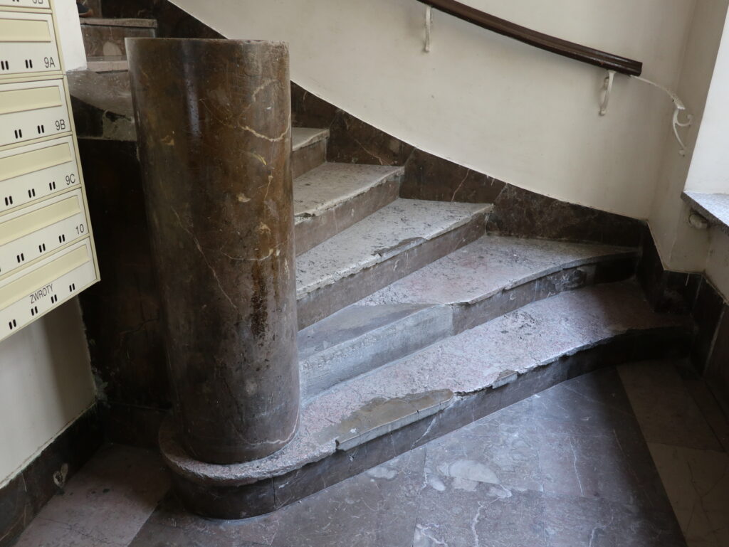 “Słupek” balustrady schodów, główna klatka schodowa, parter. Fot. Cecylia Rotter, 2020, źródło: lapidarium detalu.
