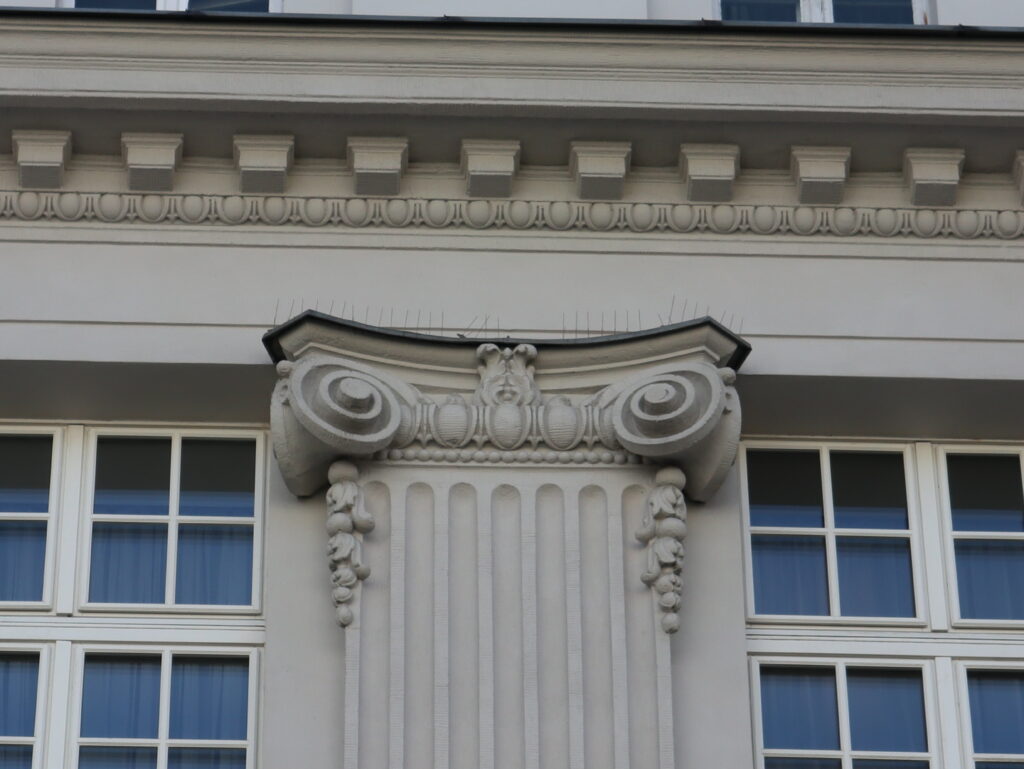 Elewacja frontowa, pilaster, 4. oś, 3. piętro. Fot. Cecylia Rotter, 2020, źródło: lapidarium detalu.