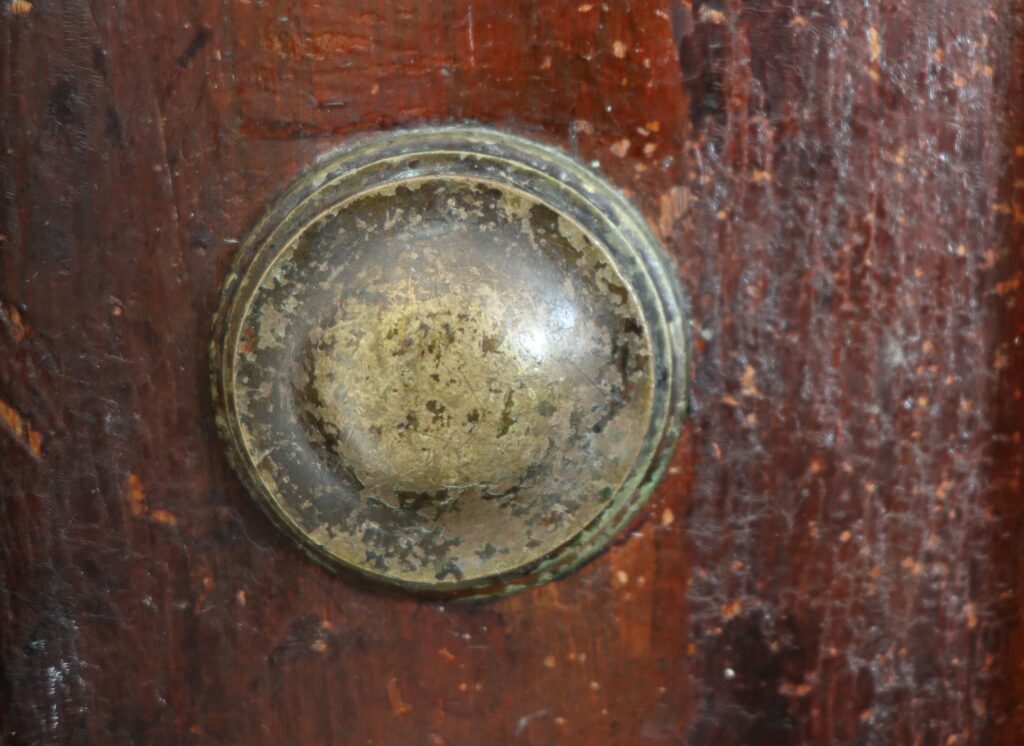 Zaślepka, drzwi do mieszkania, główna klatka schodowa. Fot. Cecylia Rotter, 2020, źródło: lapidarium detalu.