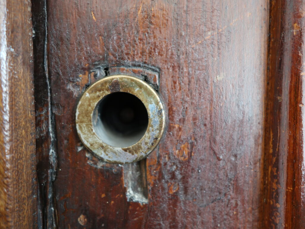 Wizjer w drzwiach do mieszkania, główna klatka schodowa. Fot. Cecylia Rotter, 2020, źródło: lapidarium detalu.